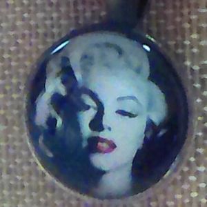 Marilyn Monroe's Glamour Cabochon Necklace